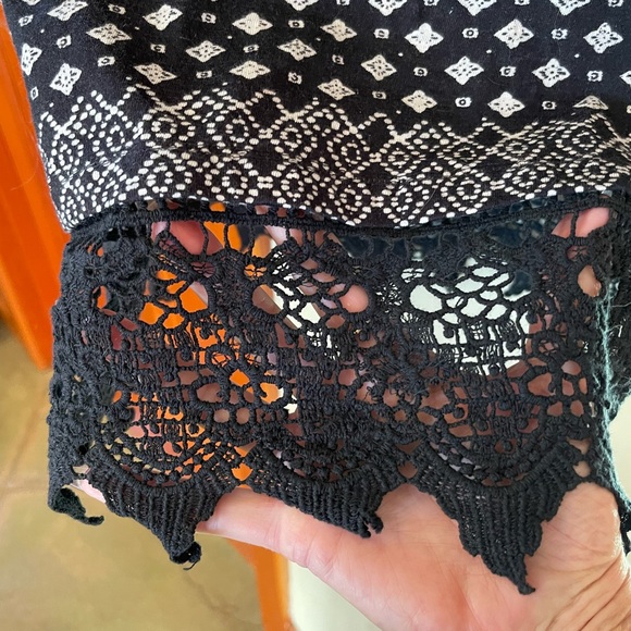 Keren Hart XL Top lace trim has criss cross design new never worn black & white - Picture 4 of 5